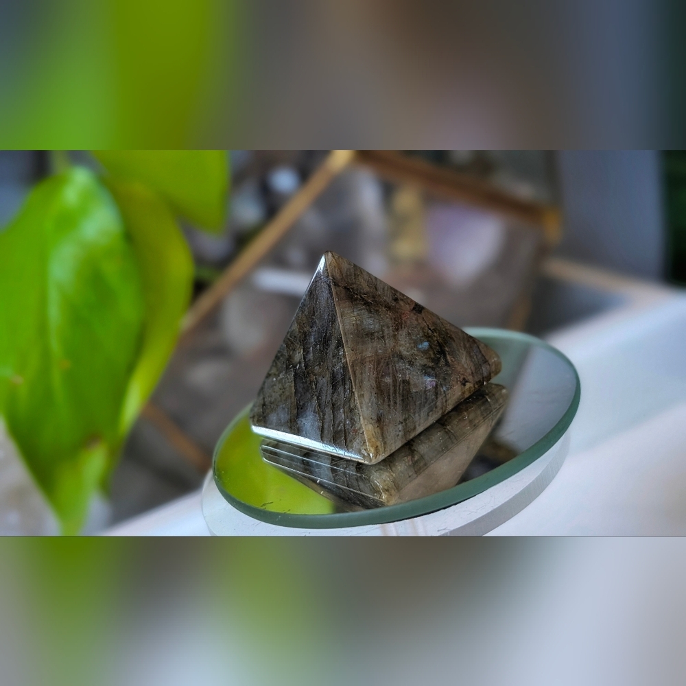 Labradorite Flash Crystal Pyramid - Picture 2 of 11
